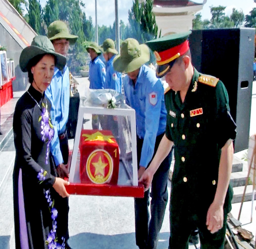 Tỉnh Kon Tum tổ chức Lễ viếng, truy điệu, an táng 14 hài cốt liệt sĩ